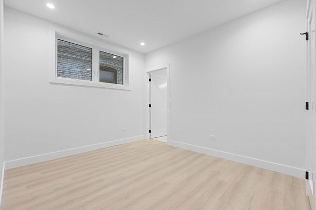 Building Photo - 904 W Dakin St