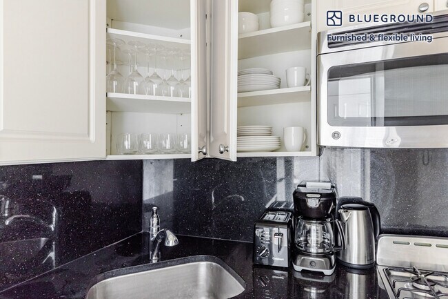 Building Photo - 300 E 46th St