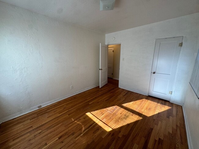 Building Photo - Well Maintained University Home!