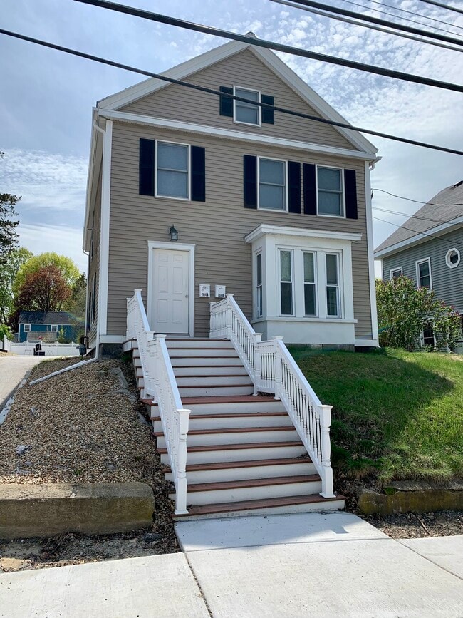 Building Photo - 104 Elm St