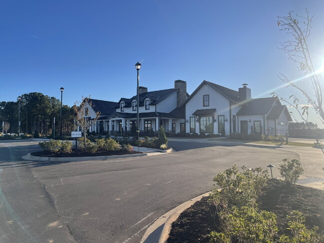 Building Photo - Modern Comfort, Flexible Living, Tailored for You 2 Bedrooms | 2 Bathrooms Edgewater| Lancaster, ...