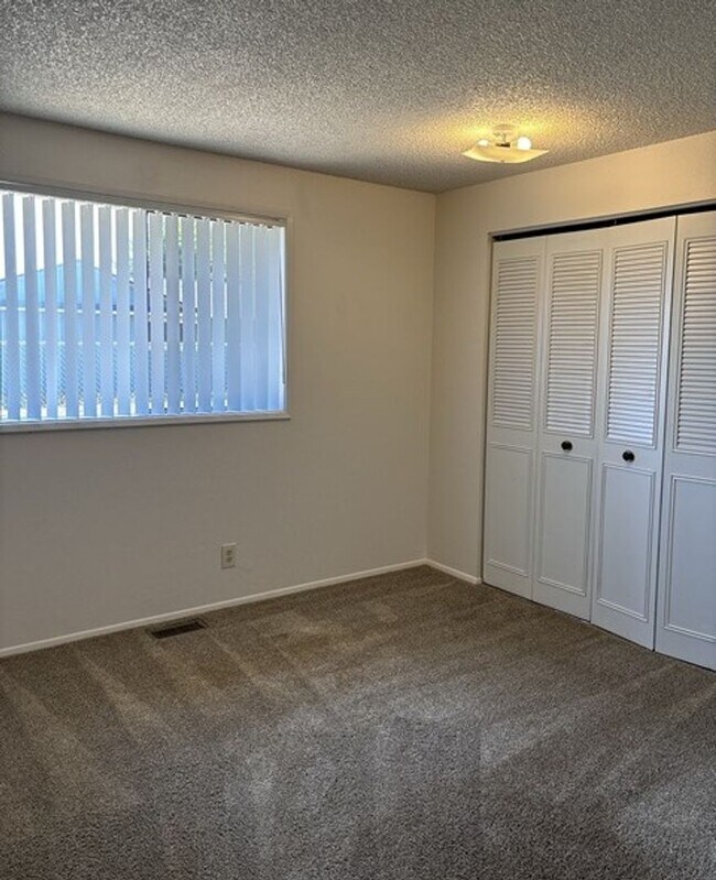 Building Photo - 966 Royalty Dr NE