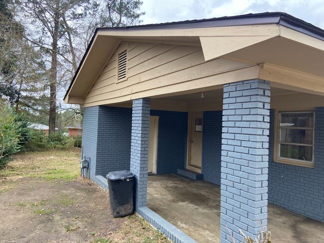 Building Photo - **ON HOLD**3 Bedroom / 1 Bathroom Home for...