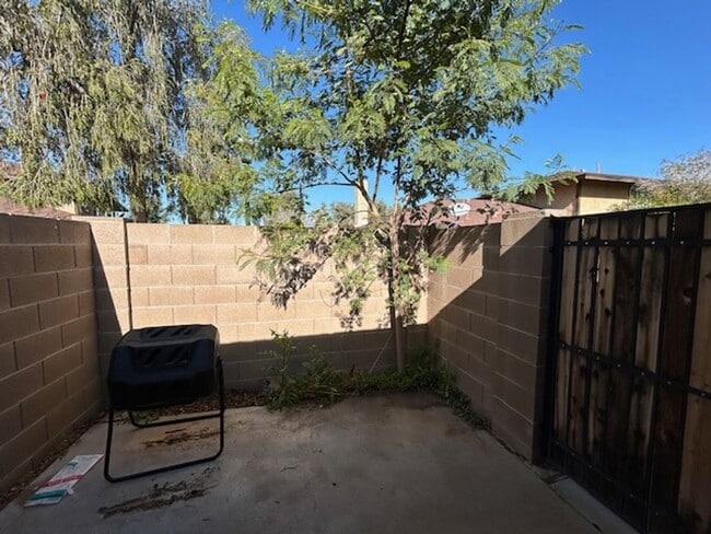 Building Photo - 1634 W Village Way