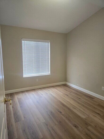 Building Photo - 401 Sand Cliff Ct