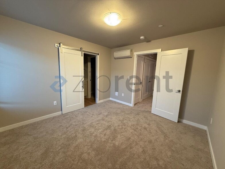 Building Photo - Unit F6