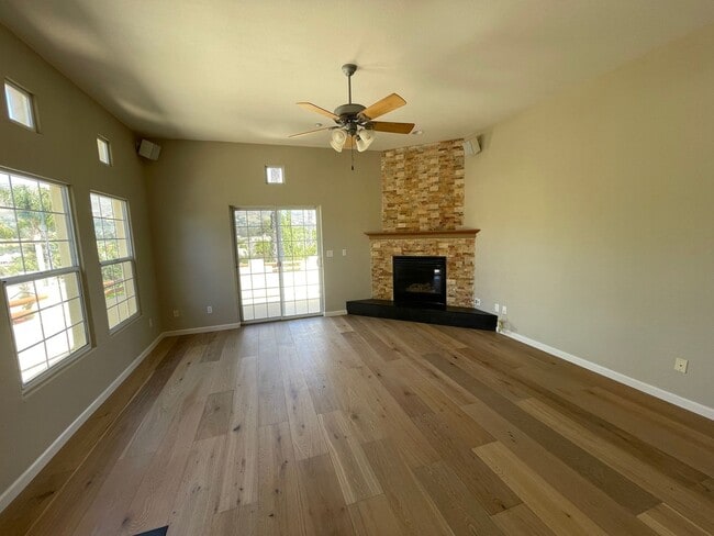 Building Photo - Contemporary Beautiful Spacious 4 bed 3 bath home