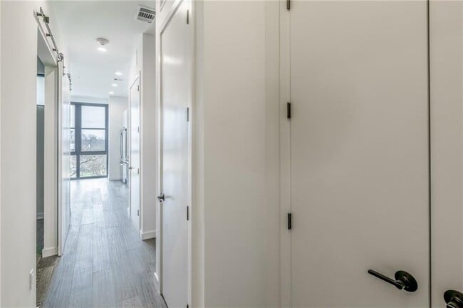 Building Photo - 800 Embassy Dr