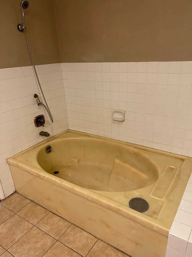 Building Photo - 7230 Kelvin Ave