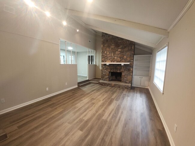 Building Photo - Spacious 5-Bedroom Home in Stone Mountain!