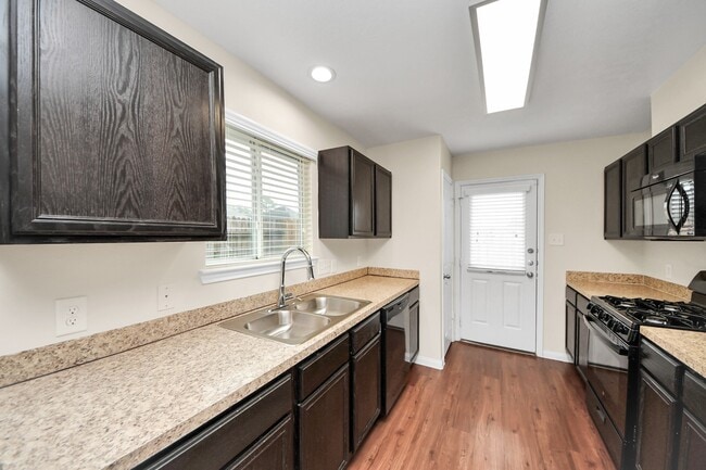 Building Photo - 819 Sun Prairie Dr