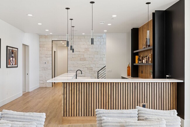 Building Photo - 7705 Dante Dr