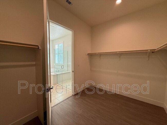 Building Photo - 1136 Crescent Ave