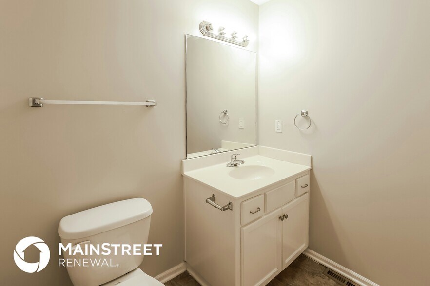 Building Photo - 1410 NW High View Dr