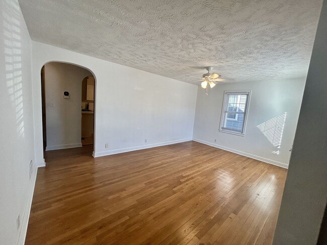 Building Photo - Cozy 3 Bedroom, 2.5 Bath Home in a Great O...