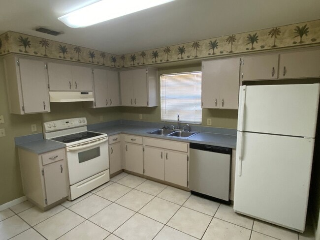 Building Photo - "Charming 2 Bed, 1 Bath Seffner Rental"