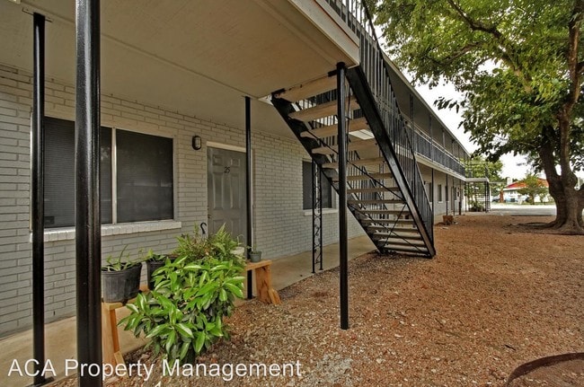 Building Photo - 2 br, 1 bath Apartment - 400 Linda Drive