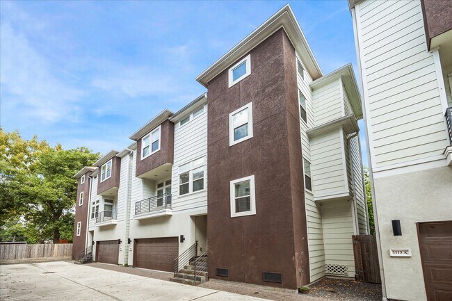 Building Photo - 1113 W 18th St