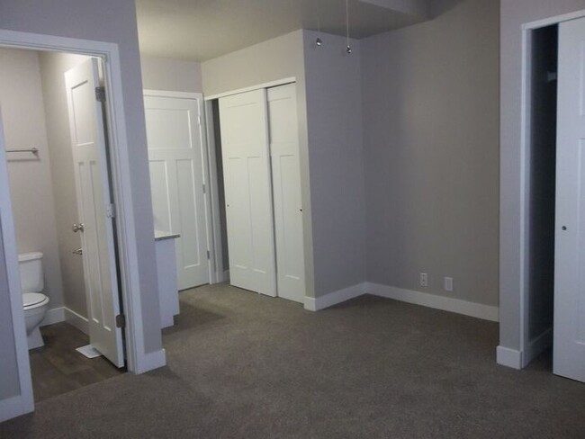 Building Photo - 2 Bedroom 2.5 Bathroom with Bonus Attic Ro...