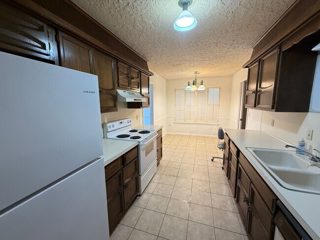 Building Photo - 2 bed 2 bath Duplex in with Large Living Room.