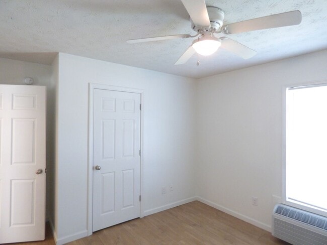 Building Photo - HAD222