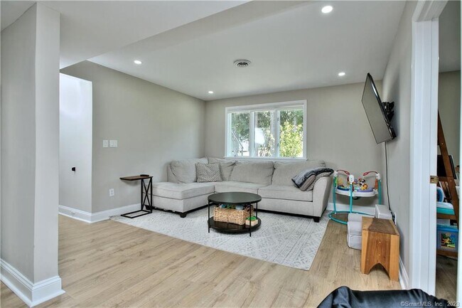 Building Photo - 42 Barberry Rd