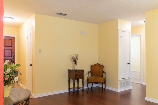 Building Photo - Charming 3 bedroom 2 bath home available soon!!