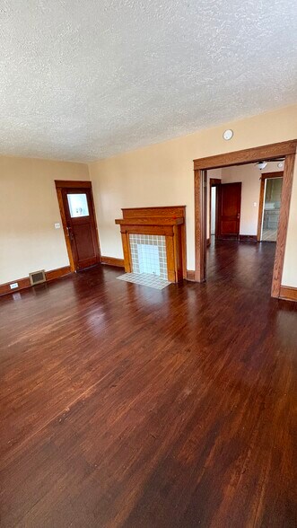 Building Photo - 132 E 31st St