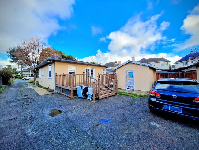 Building Photo - Charming Country-Style Home w/Off-Street P...