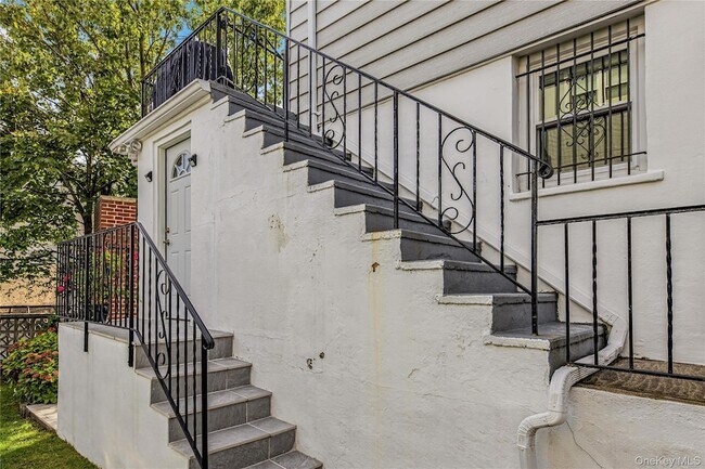 Building Photo - 2 Bryn Mawr Pl