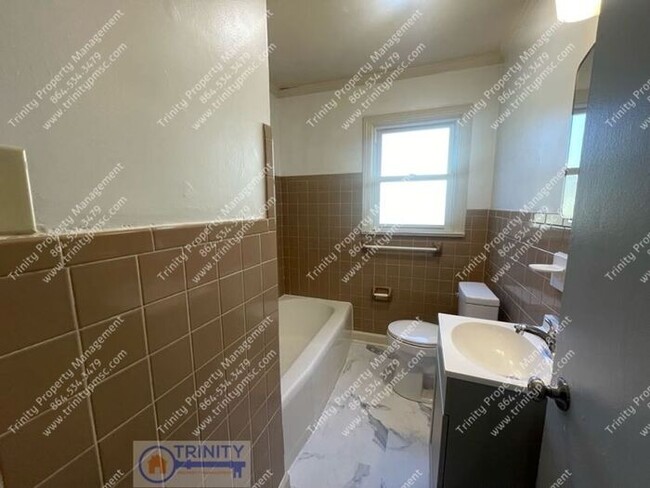 Building Photo - Bright and Sunny 3-bedroom, 1-bathroom Hom...