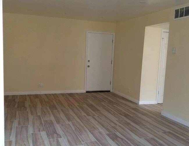 Building Photo - "Chic 2-Bed, 2-Bath Retreat in Prime Encino Location – 901 Sq Ft of Modern Comfort!"