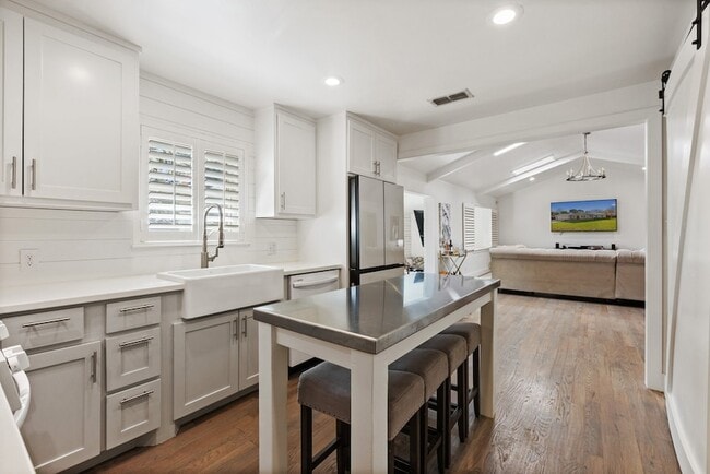 Building Photo - 3612 Grandview Dr