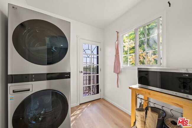 Building Photo - 1556 S Ogden Dr