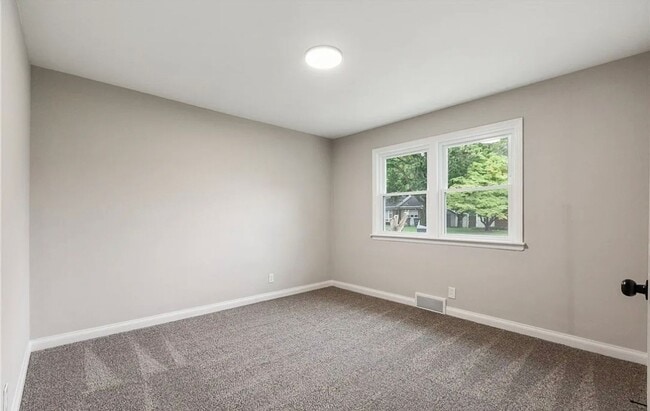 Building Photo - Modern 4 Bedroom Home with Granite Kitchen & Tiled Baths