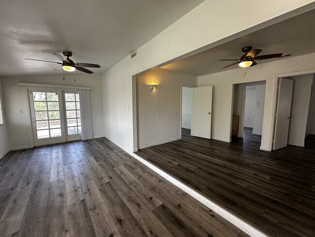 Building Photo - 10374 Lake Summit Dr