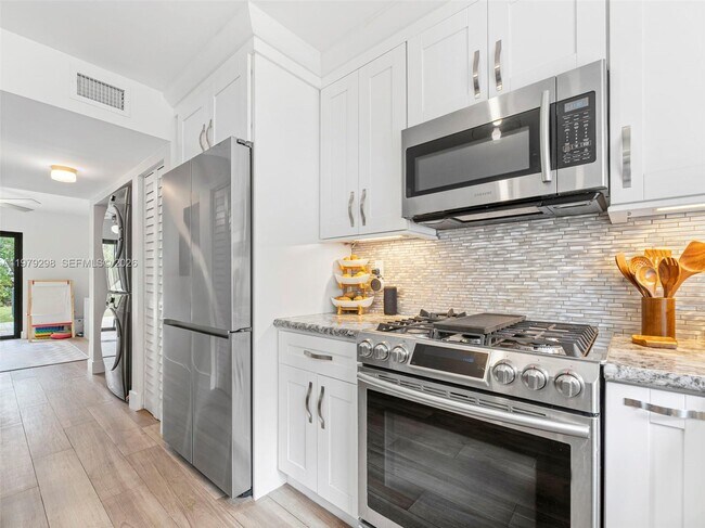 Building Photo - 10548 SW 112th Ave