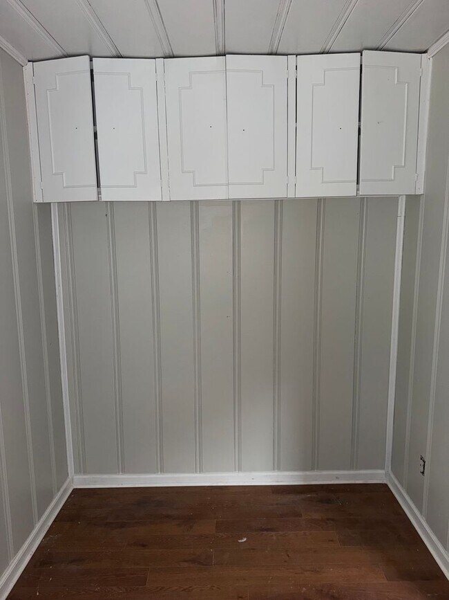 Building Photo - 5 bedrooms 2 baths