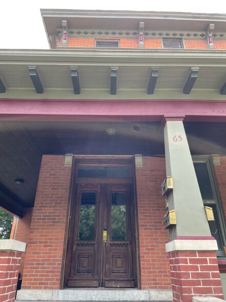 Building Photo - 65 Smith Pl