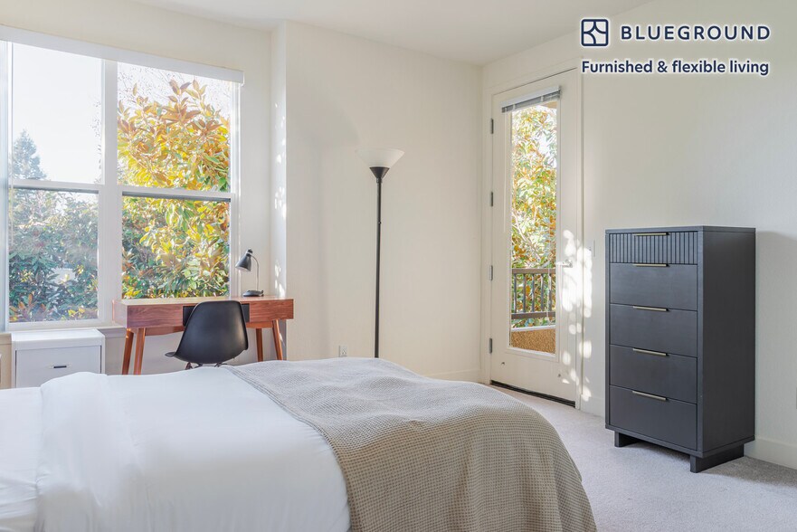 Building Photo - 1265 Lakeside Dr