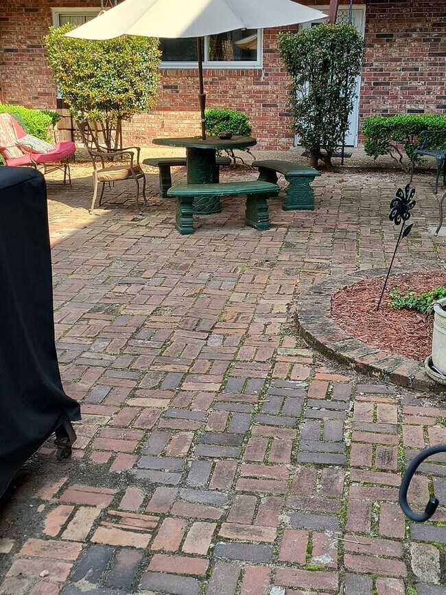 Building Photo - WONDERFUL 2 Bedroom 1.5 Bathroom condo