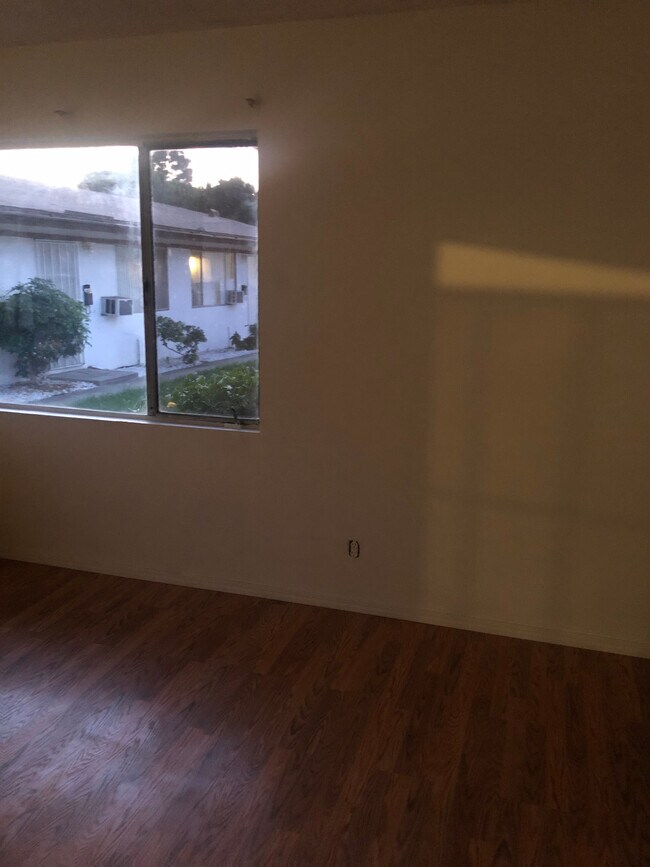 Building Photo - 407 Violet Ave