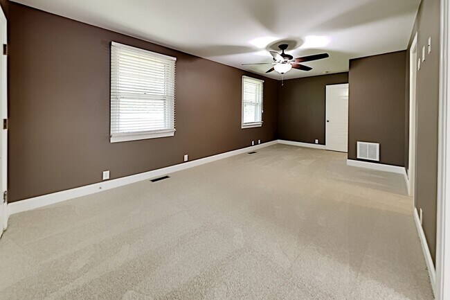 Building Photo - 534 Whispering Hills Dr