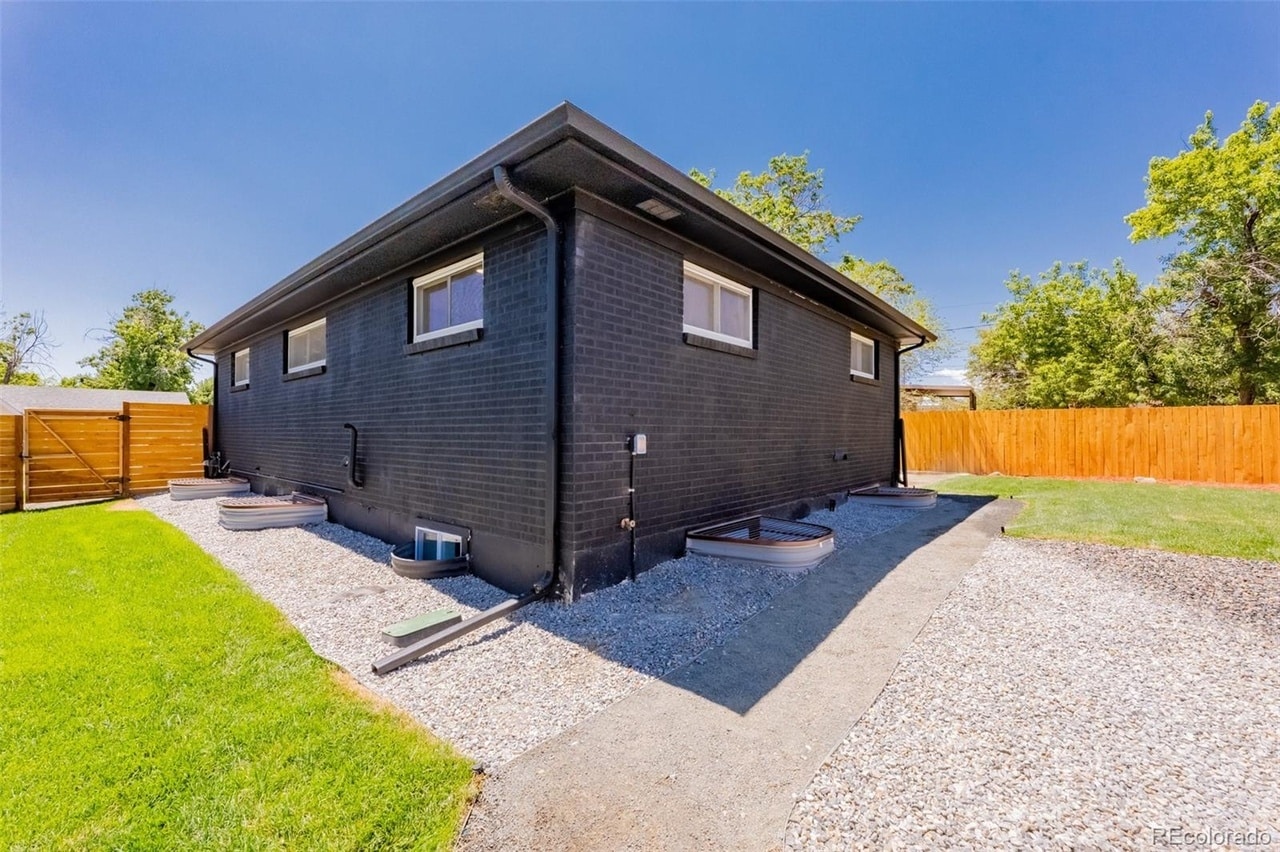 Building Photo - 11000 Larry Dr