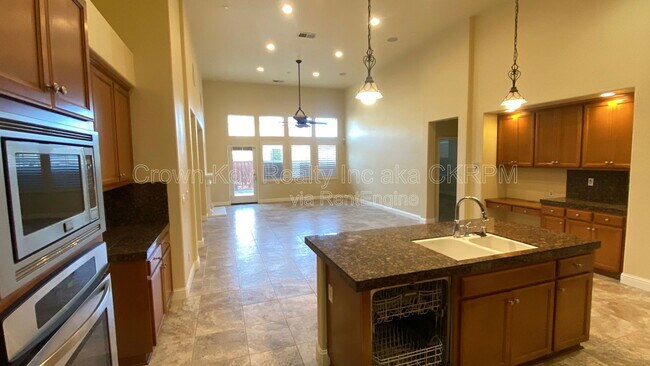 Building Photo - 724 Shelli St