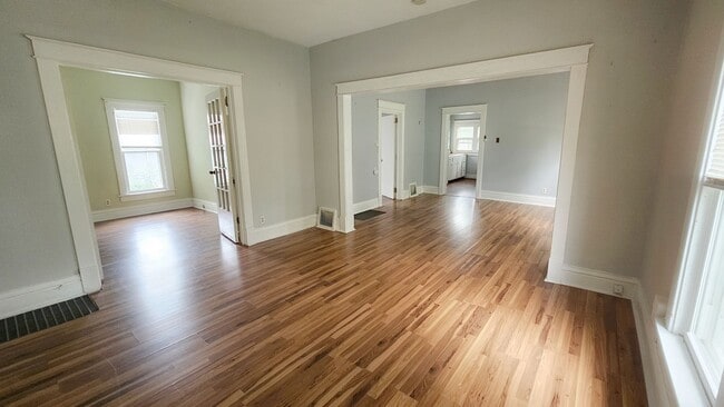 Building Photo - Charming Historic 2-Bedroom Home in Des Mo...