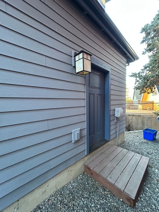 Building Photo - 1079 NW Quincy Ave