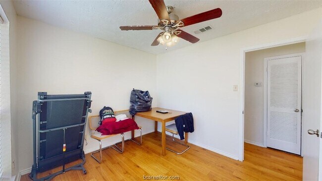 Building Photo - 1005 Spring Loop