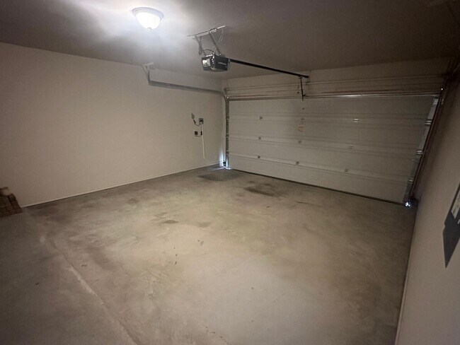 Building Photo - AVAILABLE NOW ! 1 WEEK FREE MOVE IN SPECIAL