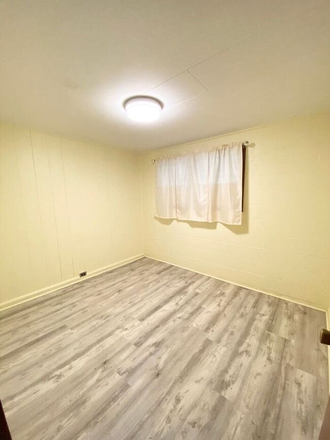 Building Photo - Aiea: 3-bedroom 1-bath w/1 covered parking...